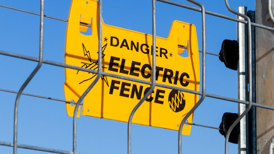 Electric fence hazard sign